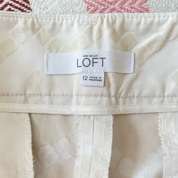 Loft The Riviera Short in a beige tone on tone pattern size 12 EUC - Picture 3 of 10